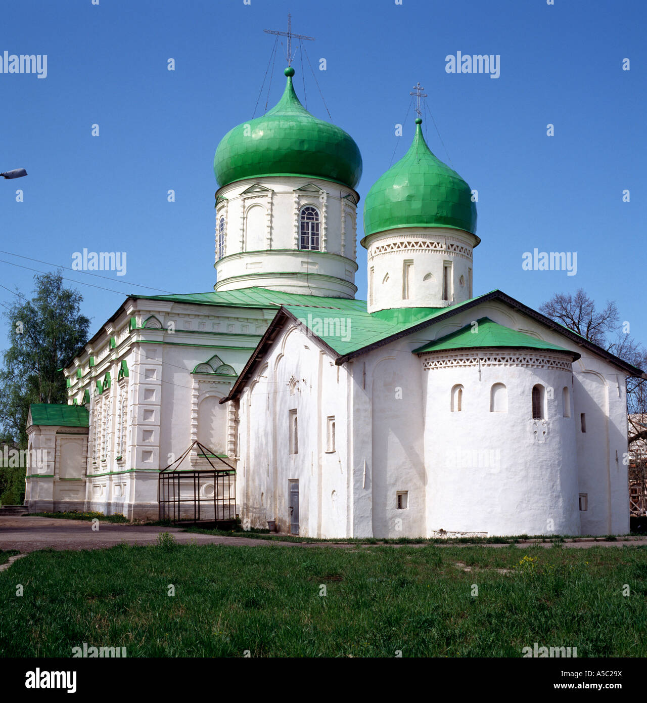 Nowgorod, Zverin-Kloster (Swerin-Kloster), Maria-Schutz Kirche und Nikolaus-der-Weiße-Kirche Stock Photo