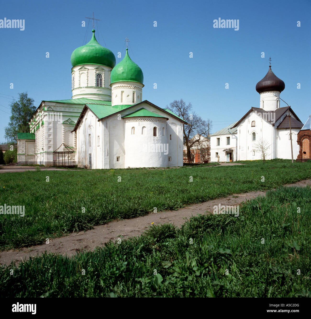 Nowgorod, Zverin-Kloster (Swerin-Kloster), Maria-Schutz Kirche, Nikolaus-der-Weiße-Kirche und rechts die Simeon-Kirche Stock Photo