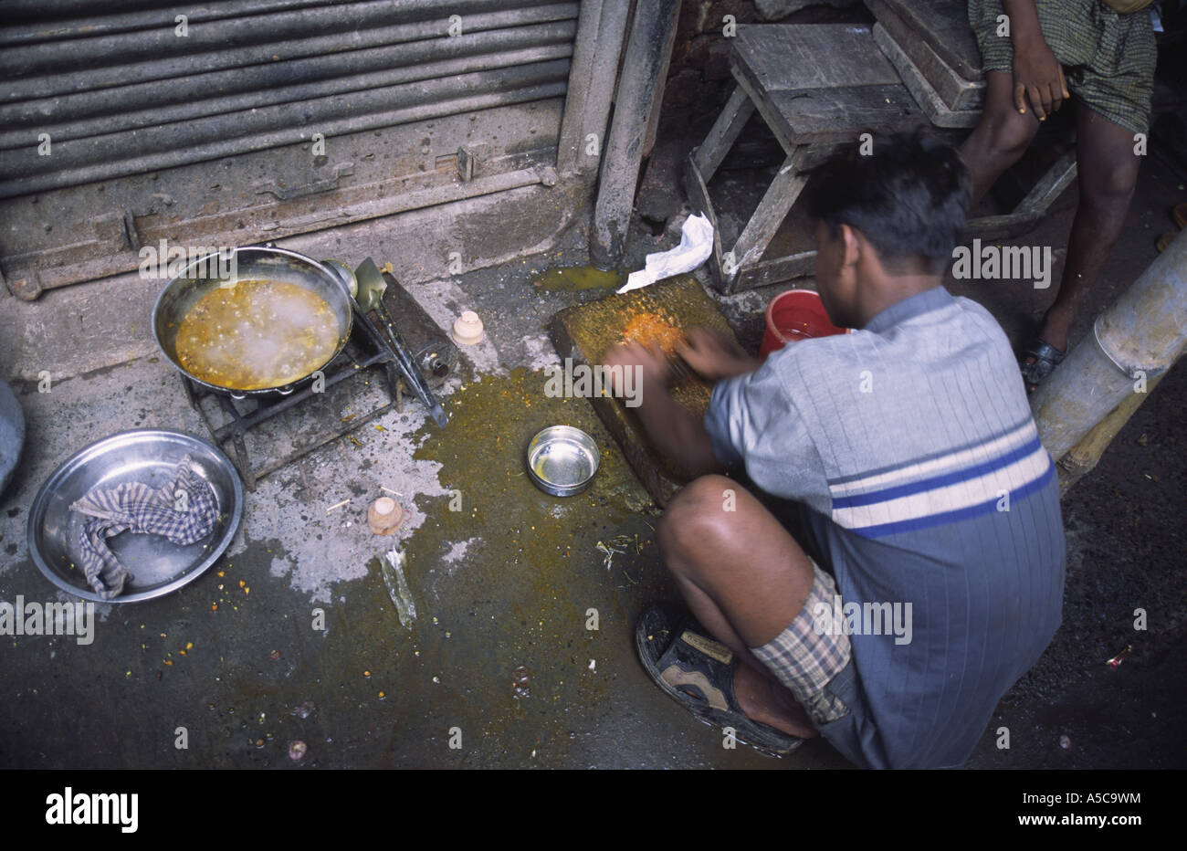 Indian boy preparing food in Kolkata (Calcutta), West Bengal, India Stock Photo