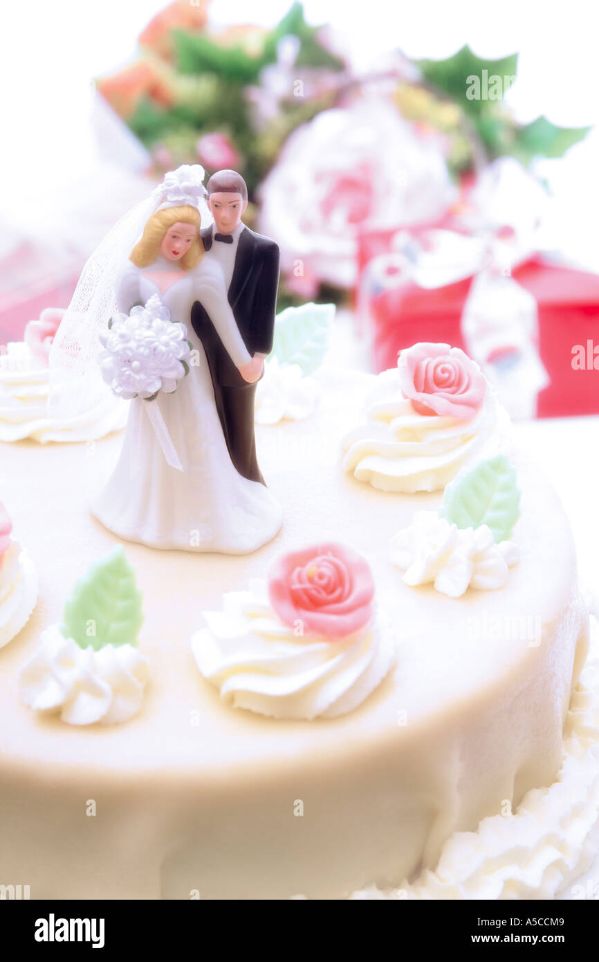 Wedding cake topper with bride and groom Stock Photo - Alamy