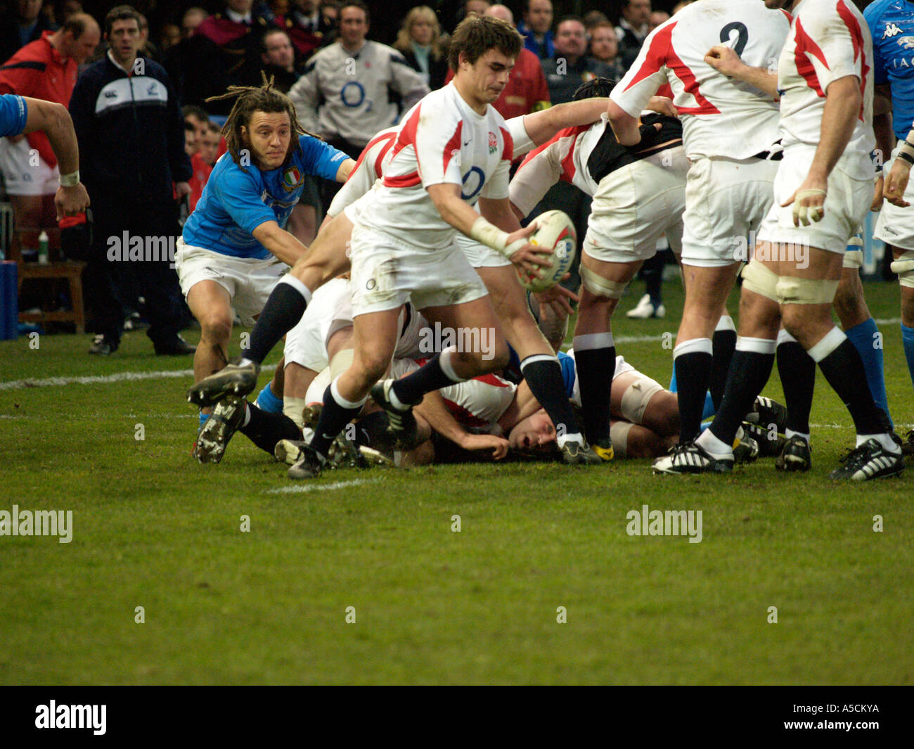 Harry Ellis clears the ball as the scrum collapses during 6 six nations rugby match Italy v England 11 February 2006 Stock Photo