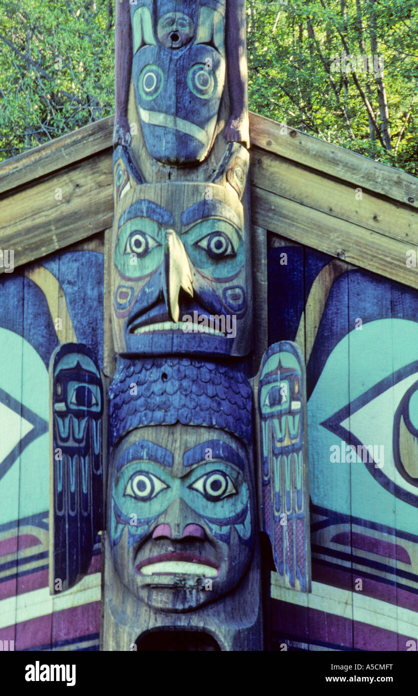 Carving wooden totem pole hi-res stock photography and images - Alamy