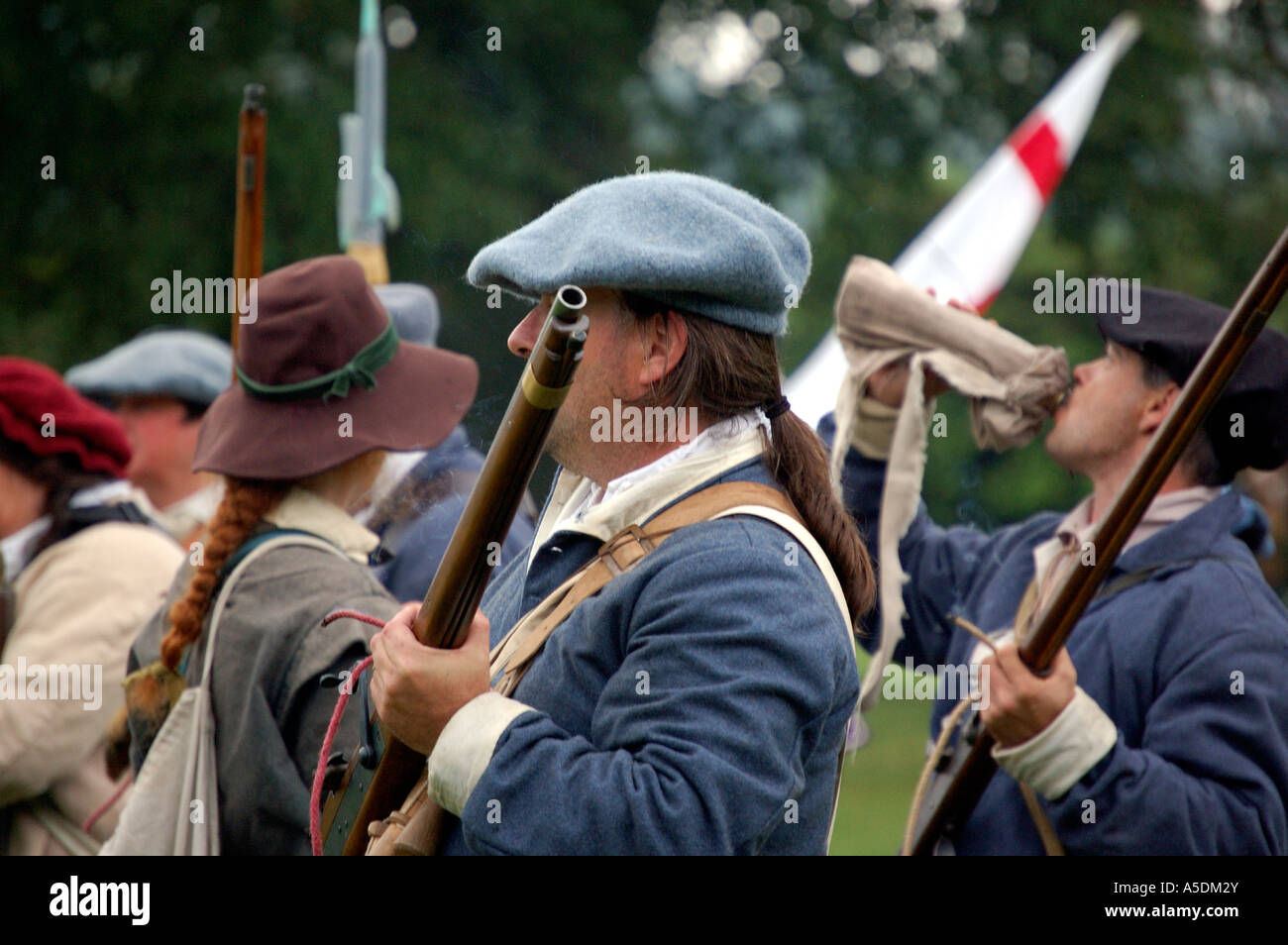 17th Century English foot soldier carrying a musket Stock Photo Alamy