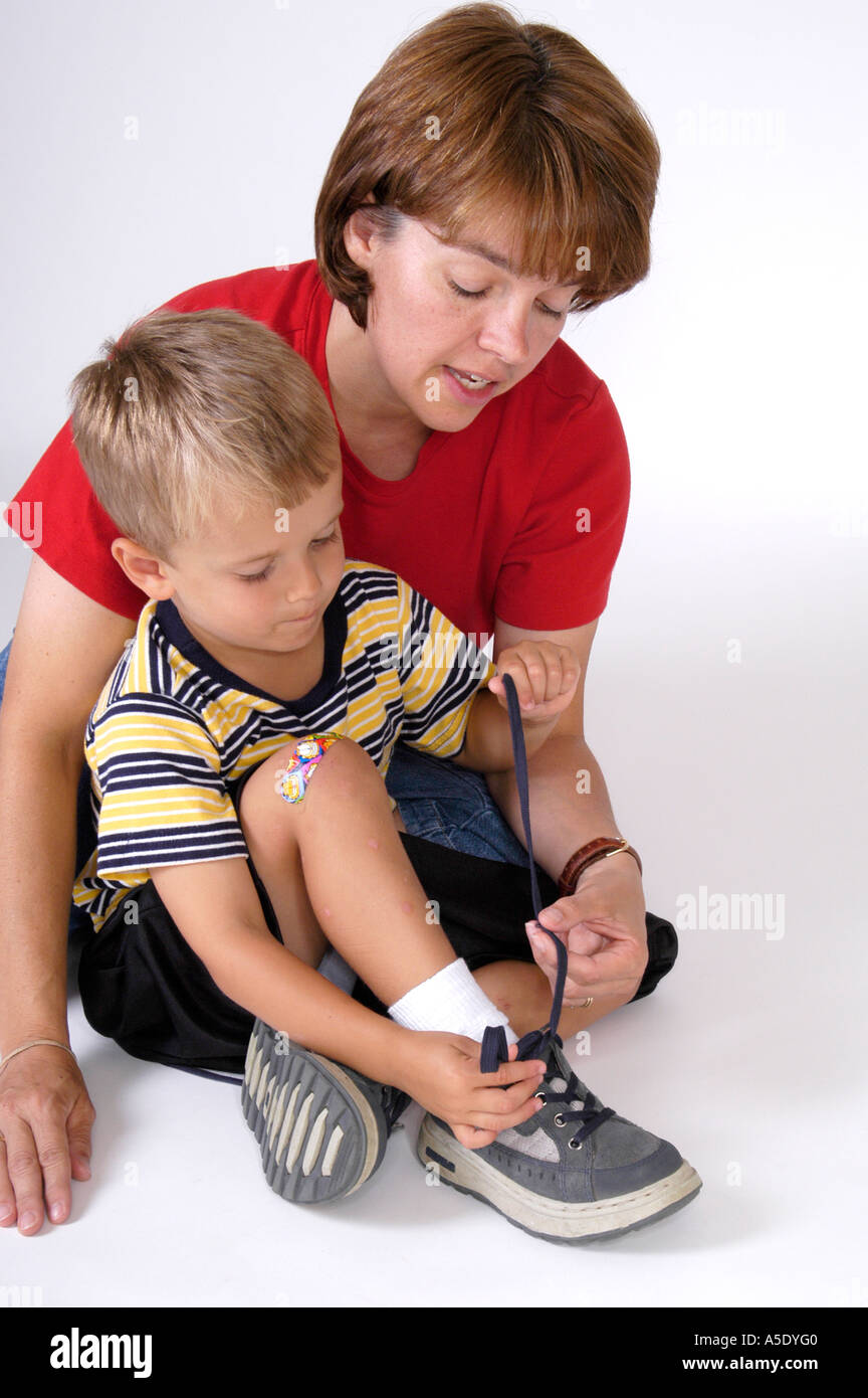 adult-teaching-4-year-old-how-to-tie-shoes-2-stock-photo-alamy