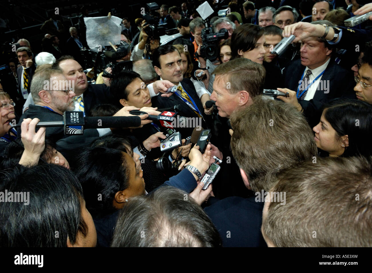 Ford President and CEO Alan Mulally surrounded by the press at the 2007 North American International Auto Show Stock Photo