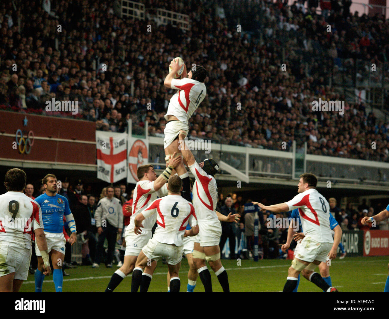 Steve Borthwick hoisted in the line out wins ball Italy v England 11 Mar 2006 England win 16 to 31 6 six nations Stock Photo