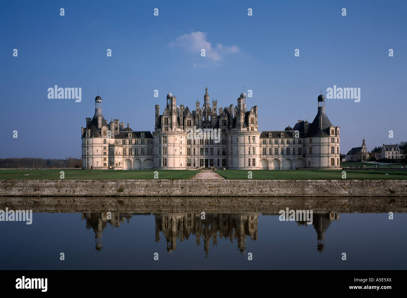 Chambord, Schloß, Blick von Westen Stock Photo Alamy