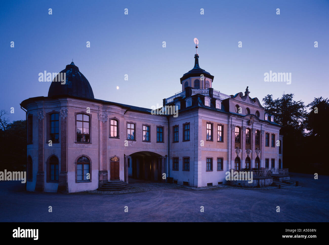 Weimar, Belvedere, Mondaufgang über dem Schloß Stock Photo