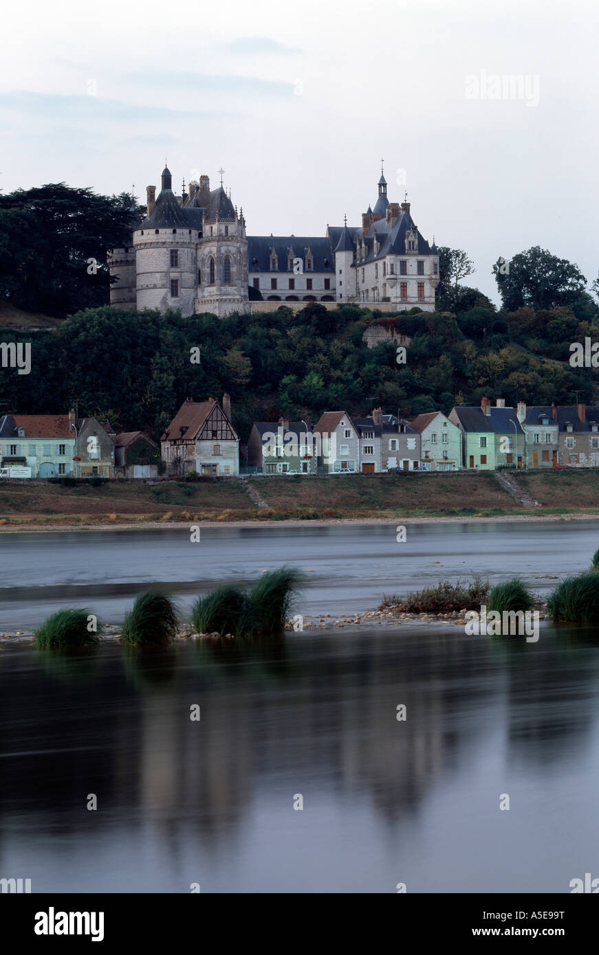 Chaumont, Schloß, Blick über die Loire von Norden Stock Photo