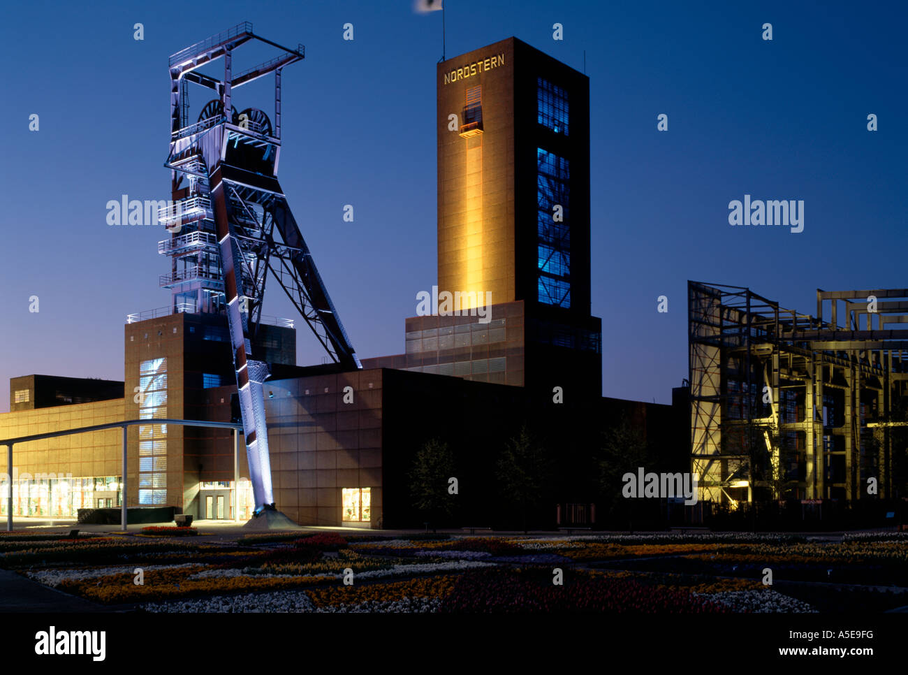 Gelsenkirchen, ehemalige Zeche Nordstern, BUGA 97, beleuchtete Fördertürme Stock Photo