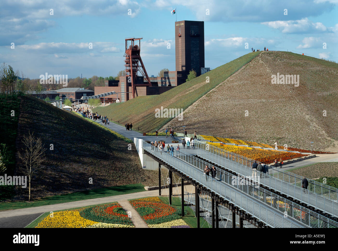 Gelsenkirchen, ehemalige Zeche Nordstern, BUGA 97, Blick von Kohlenmischanlage auf Haldendurchbruch Stock Photo