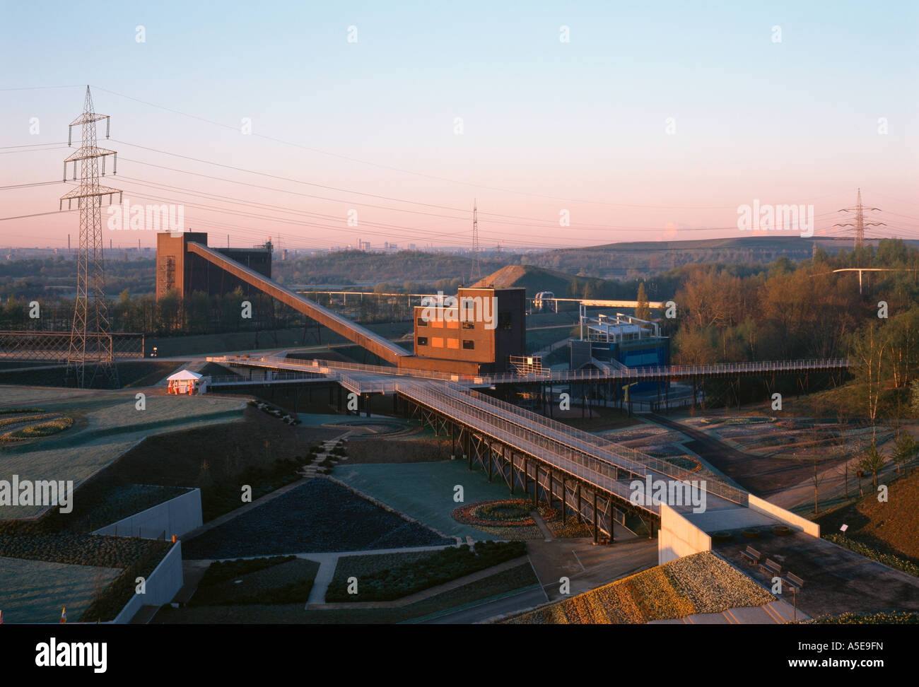 Gelsenkirchen, ehemalige Zeche Nordstern, BUGA 97, Kohlenmischanlage, Kohlebunker und Stege Stock Photo