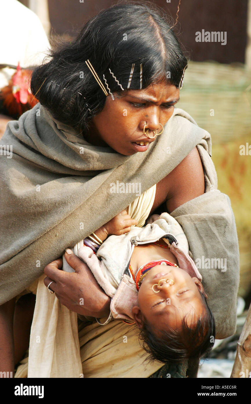 Indian tribal woman carrying baby hi-res stock photography and images ...