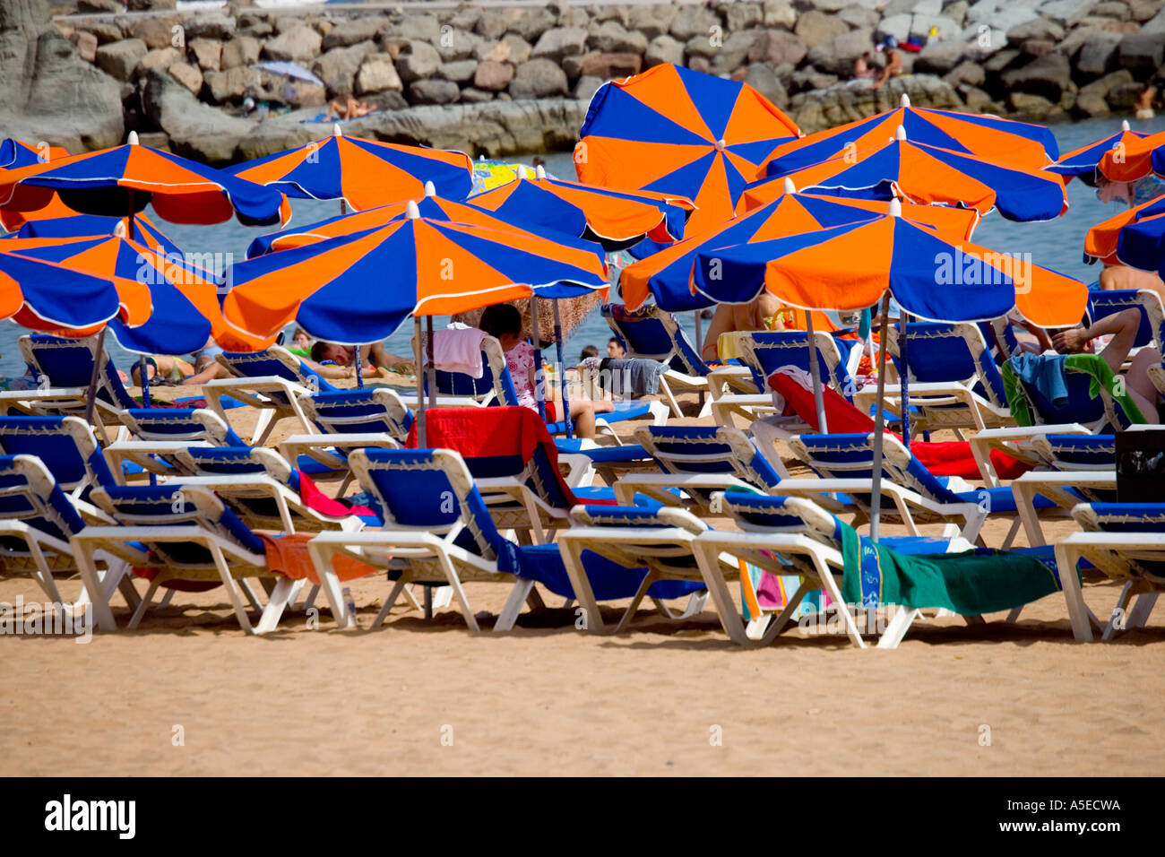 Blue and orange parasols and sunbeds on the beach at Puerto de Mogan, Gran  Canaria, Canary Islands, Spain Stock Photo - Alamy