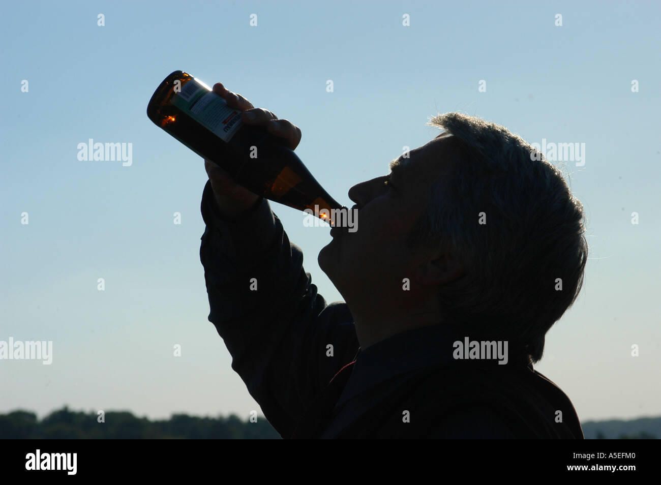 aelterer Mann Bier Trinker alkoholiker Alkohol Flasche Sucht Abhängigkeit Stock Photo