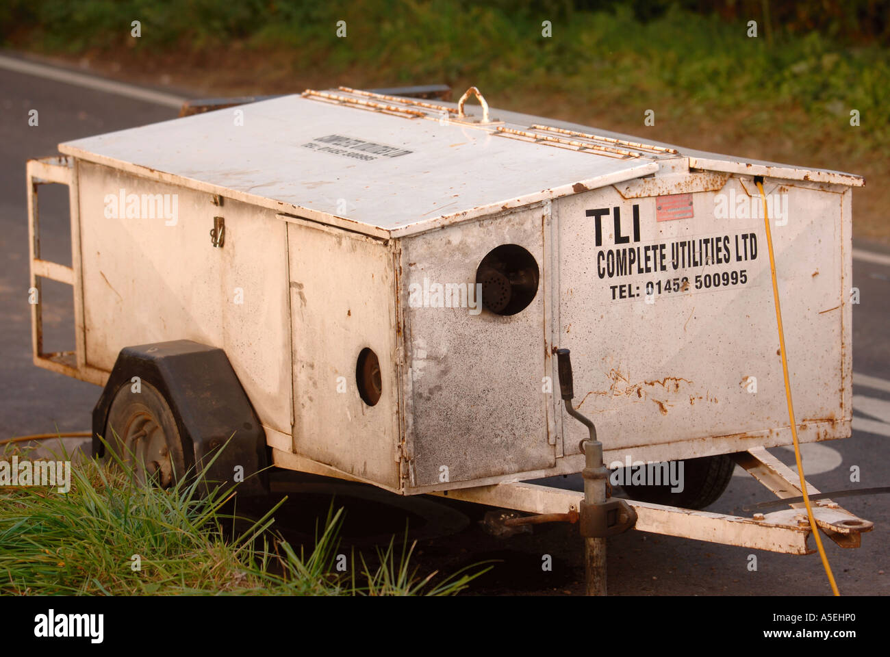 A MOBILE GENERATOR BEING USED TO POWER TEMPORARY TRAFFIC LIGHTS AT A ROAD WORKS UK Stock Photo