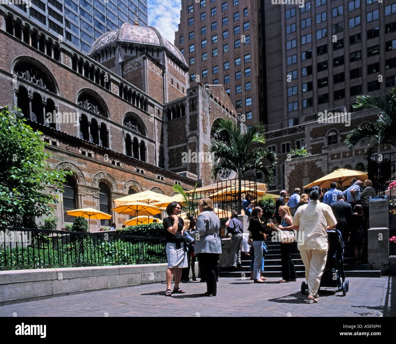 Busy Lunchtime Terrace Scene outside St Bartholomew's Church, Park Ave, Manhattan, New York, NYS, USA Stock Photo