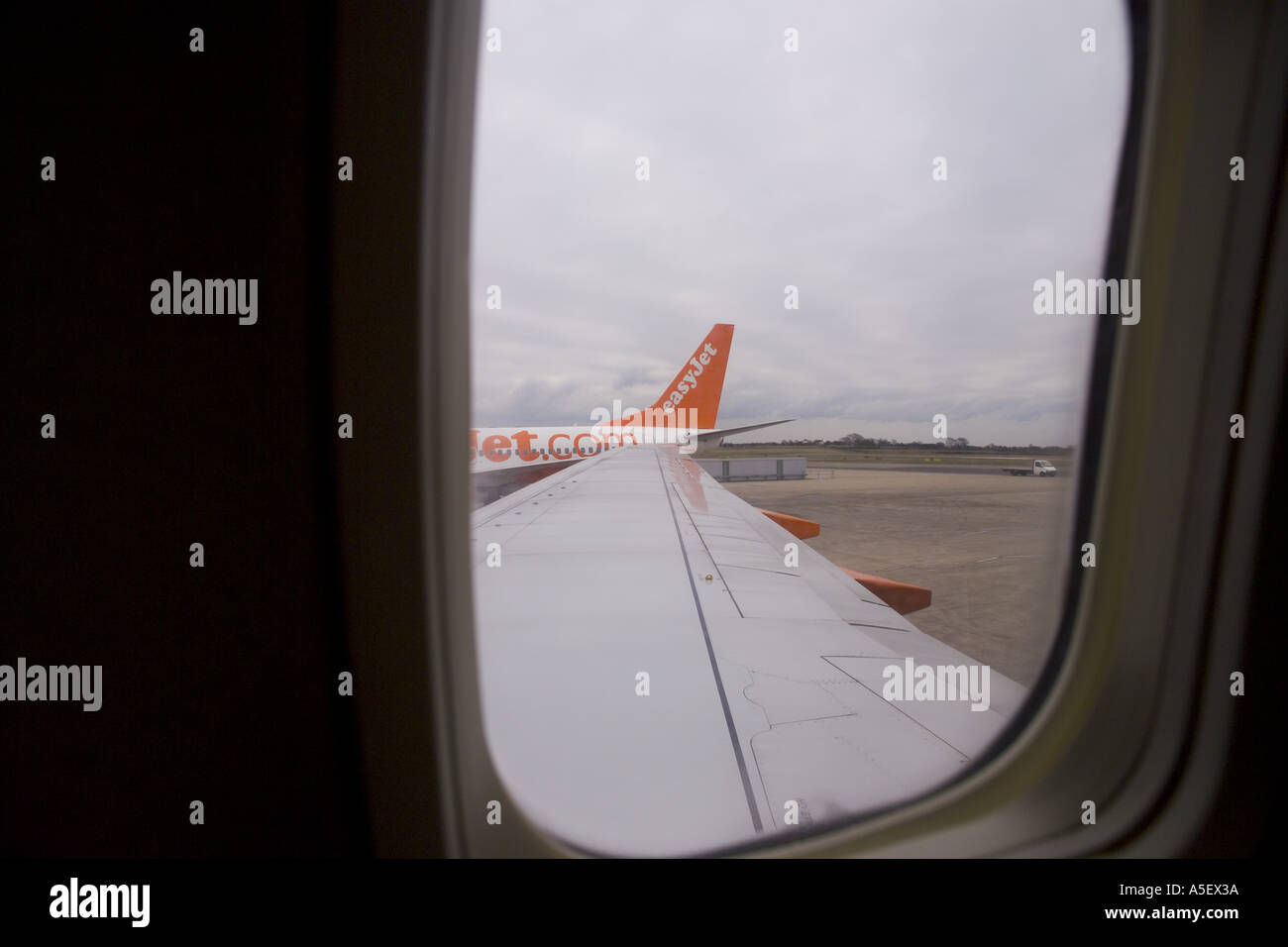 UK BRISTOL AIRPORT VIEW FROM EASYJET BOEING 737-700 SHOWING TAILFIN OF OTHER EASYJET AIRCRAFT Stock Photo
