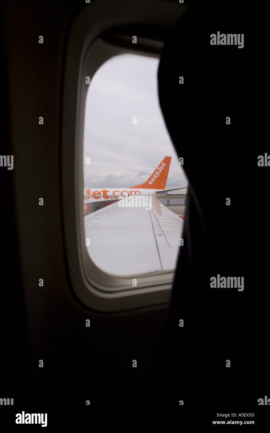 UK BRISTOL AIRPORT VIEW FROM EASYJET BOEING 737-700 SHOWING TAILFIN OF OTHER EASYJET AIRCRAFT Stock Photo