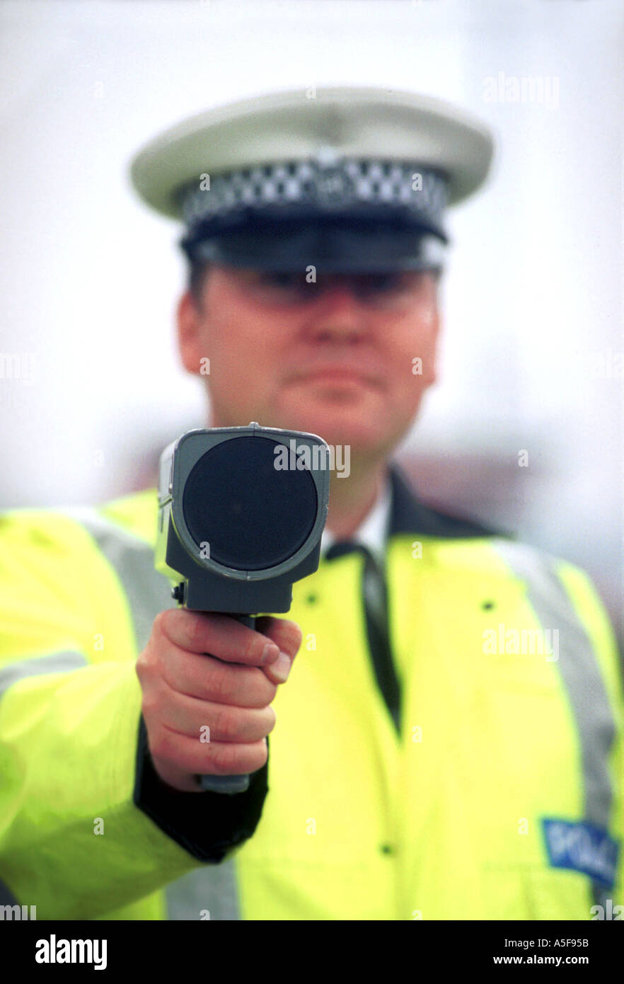 traffic-police-officer-using-a-speed-gun-england-uk-A5F95B.jpg
