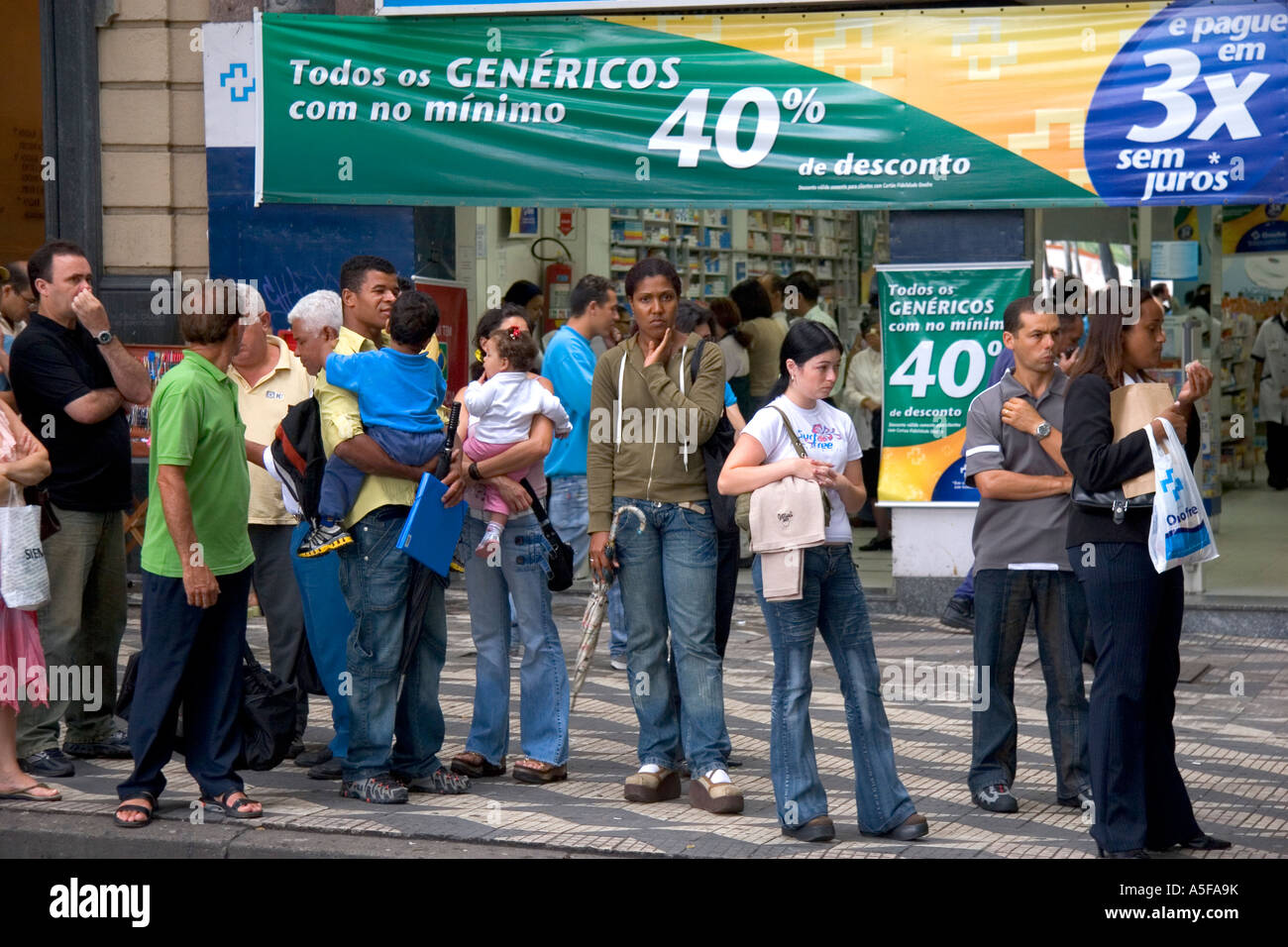 Storefront people wait hi-res stock photography and images - Alamy