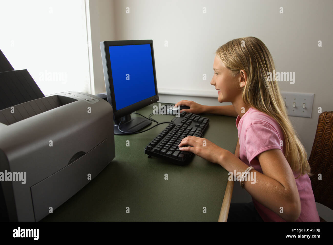 Компьютерные девочки маленькие. Девушка подросток за компом. Компьютер был девочки. Компьютер для девочек. Компьютер был девочки.