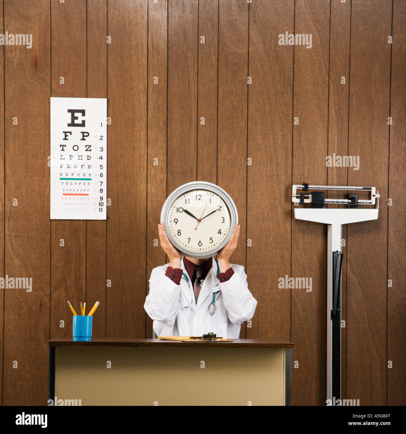 Доктор час doctor clock. Врач держит часы. Доктор держит часы. Часы на стол врачу. Врач и время.