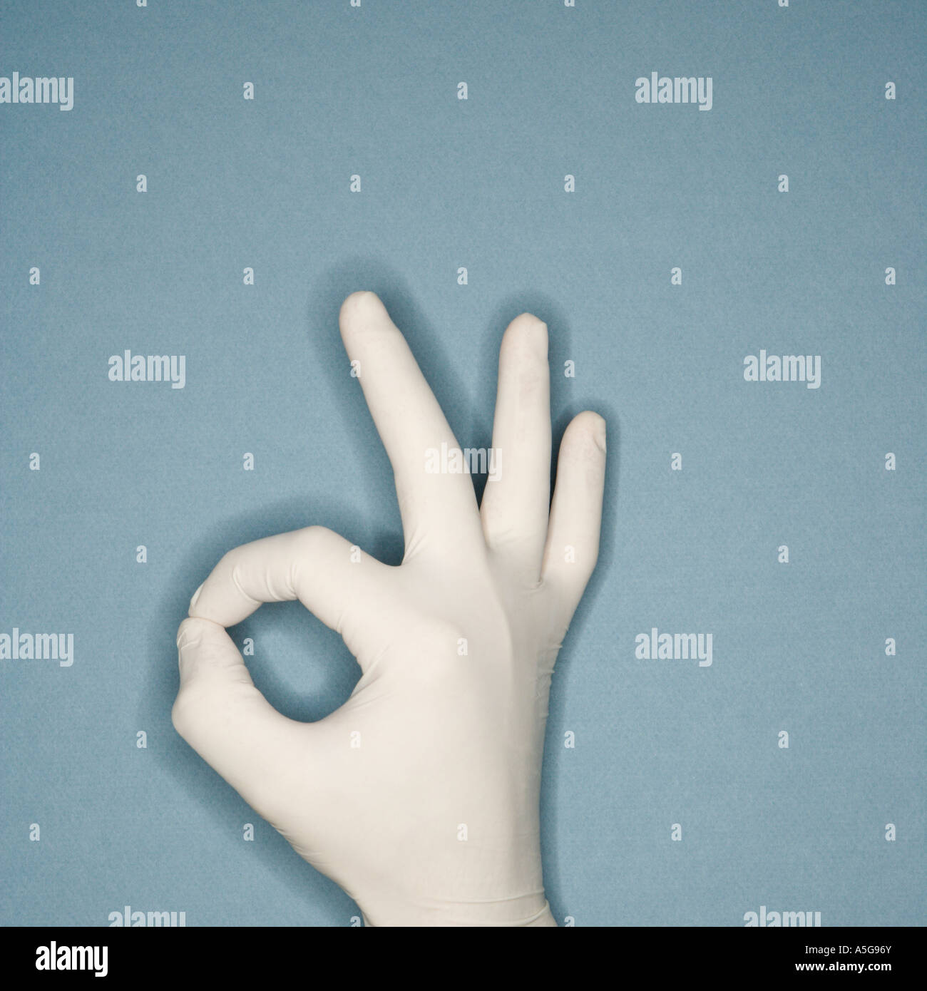 hand in glove meaning