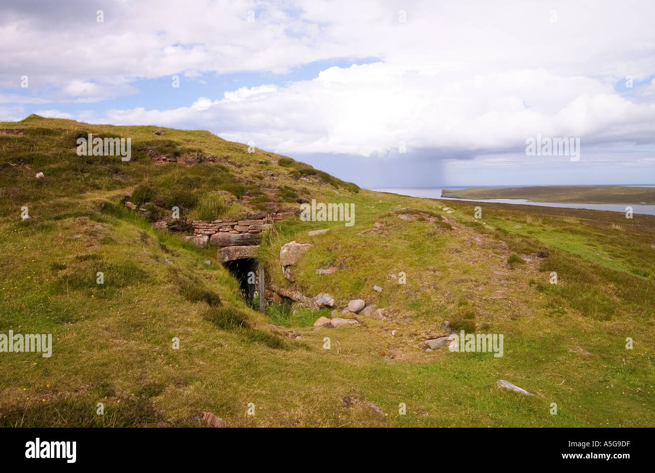 dh Vinquoy Hill EDAY ORKNEY Neolithic red dry stone chambered burial tomb entrance passage Stock Photo