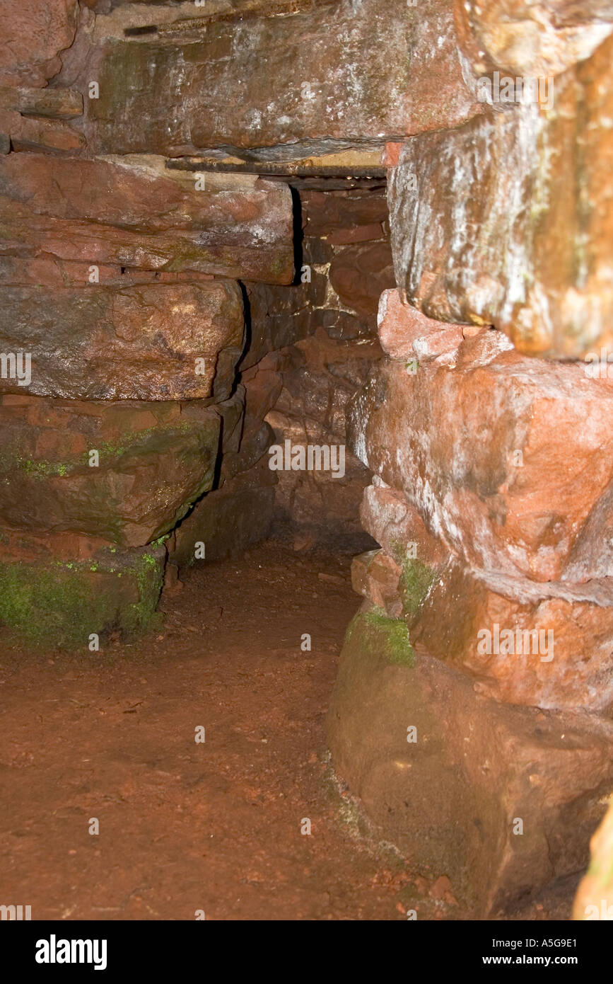 dh Vinquoy Hill EDAY ORKNEY Neolithic chambered burial tomb interior one of four compartments Stock Photo