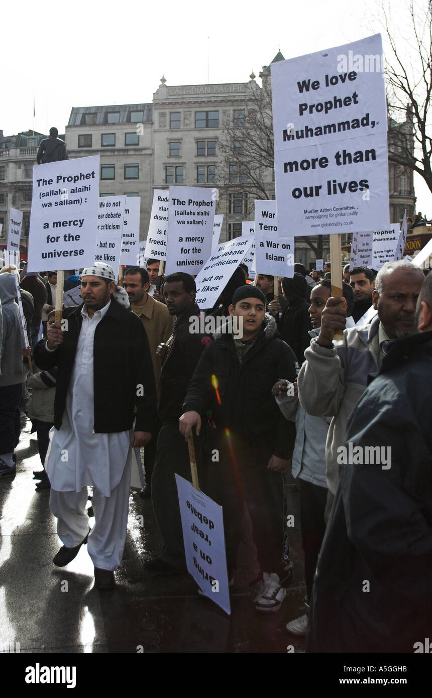 british muslim men at the trafalgar square protests against the 'danish cartoons' Stock Photo