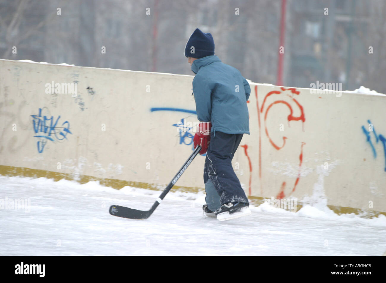 Small children playing ice hockey hires stock photography and images