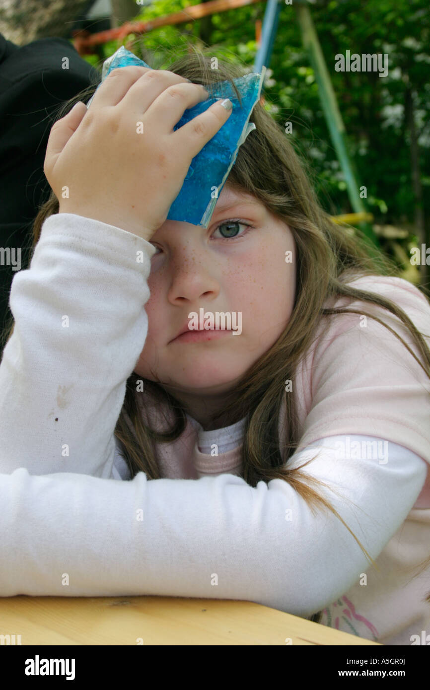 Girl and 5 8 years and sad hi-res stock photography and images - Alamy