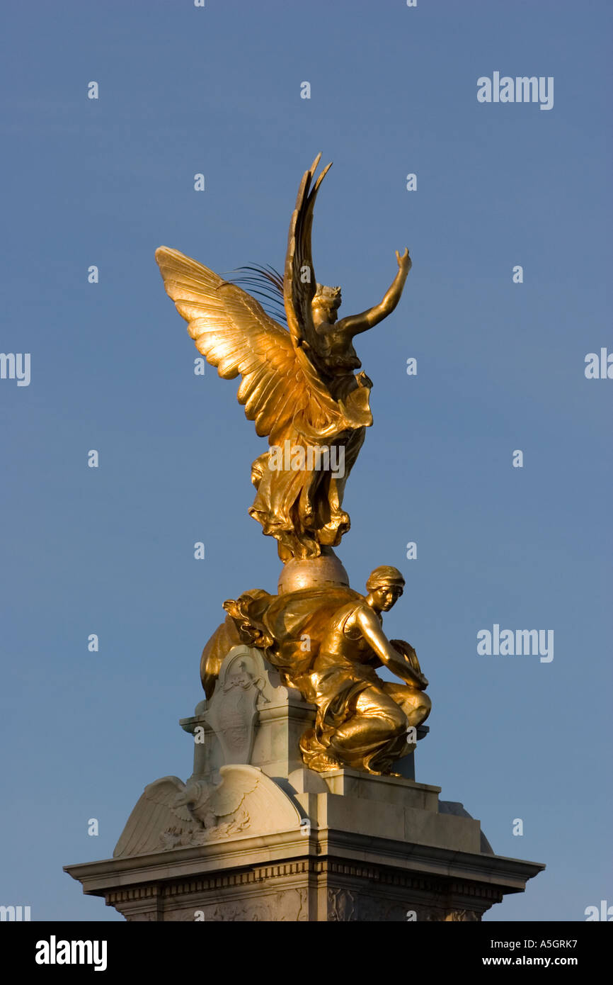 Gilded statue opposite Buckingham Palace in London Stock Photo Alamy