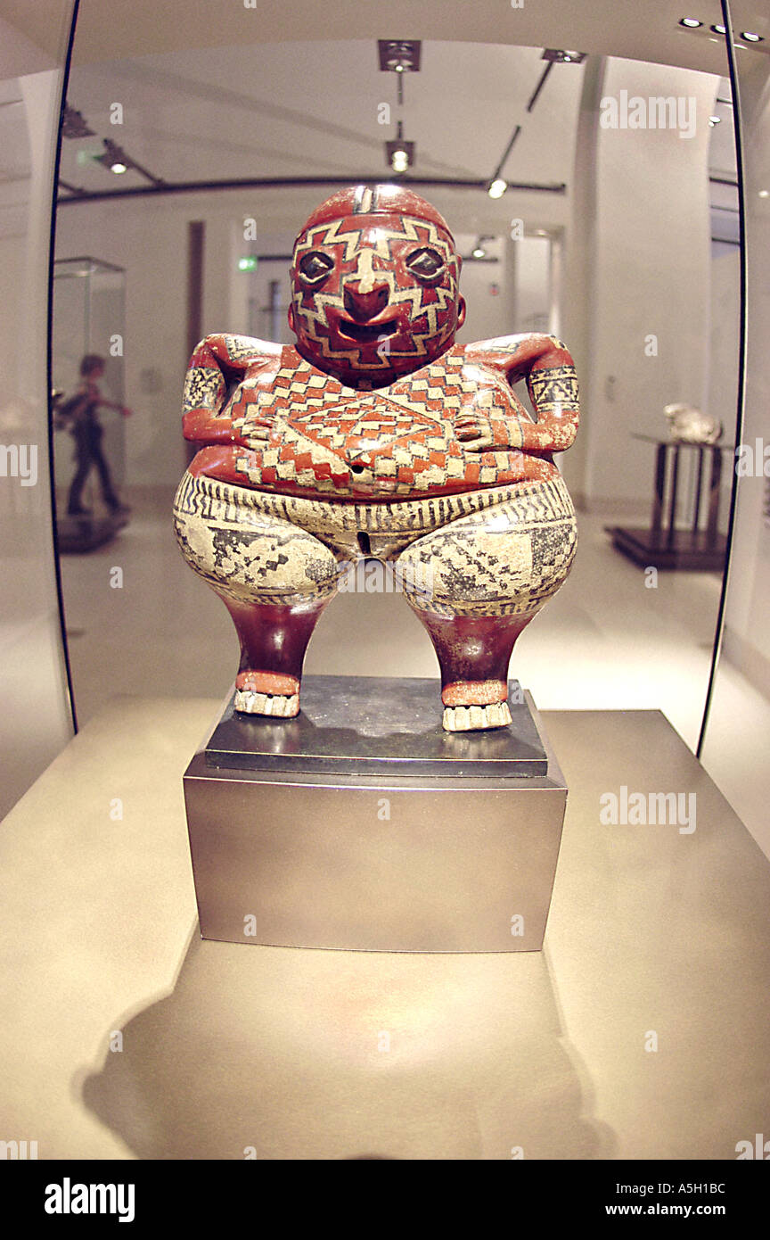 Paris France, "Art Objects" Mexican "Primitive Art" Sculpture "Public Art"  in Louvre Museum "Art Exhibit" statues Stock Photo - Alamy