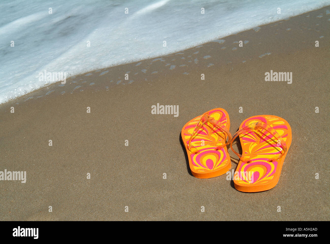 flip flops on sandy beach Stock Photo - Alamy