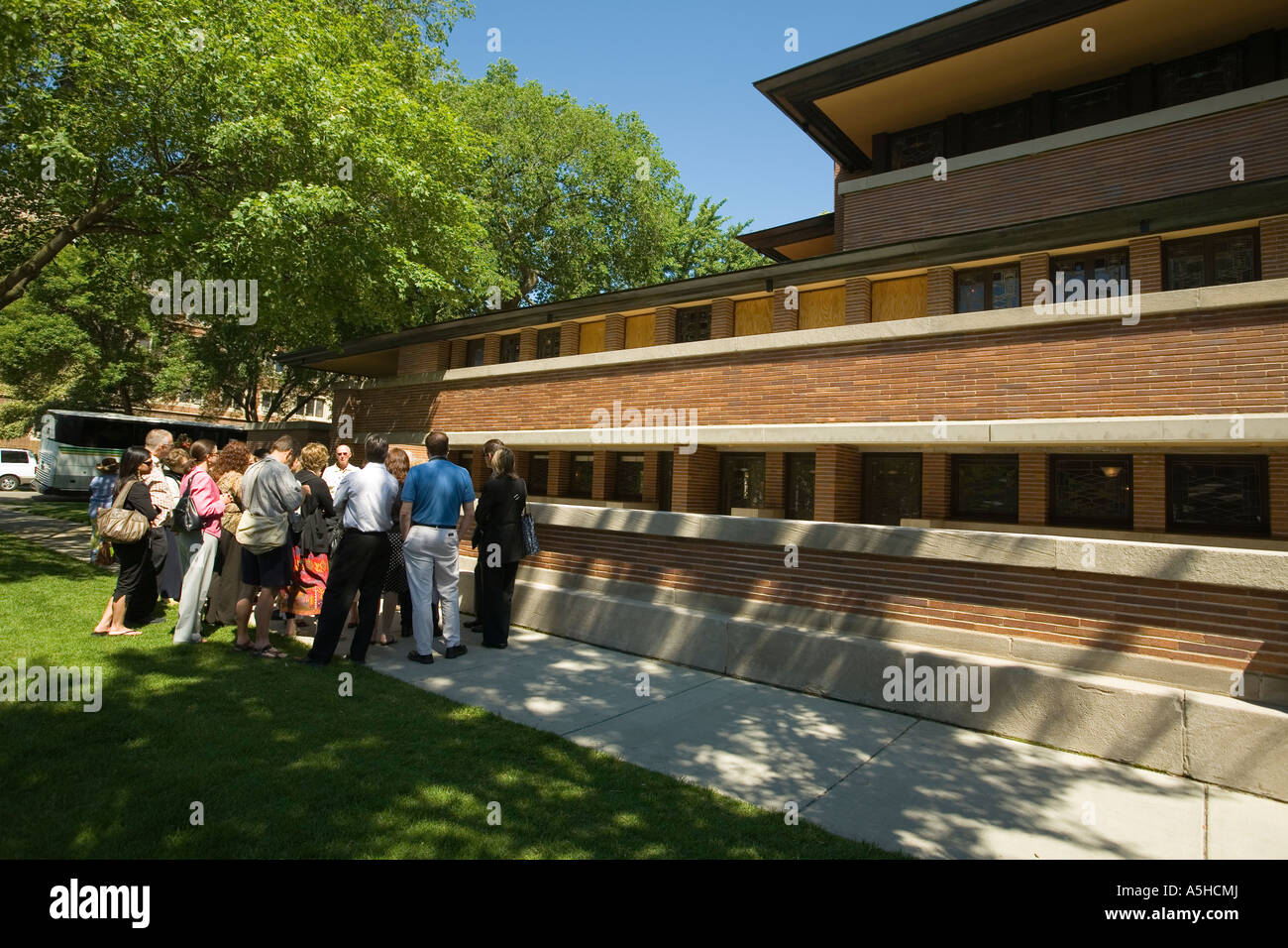 ILLINOIS Chicago Tour group stand outside Robie House on Woodlawn Avenue in Hyde Park prairie style home Stock Photo