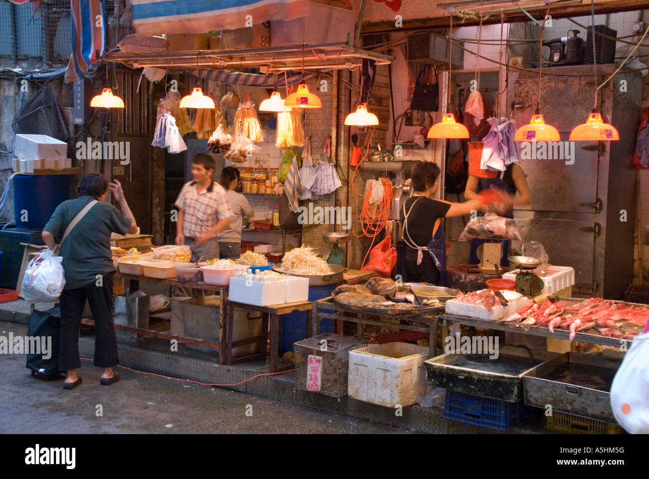 Asia China Hong Kong Wanchai market fishmonger Stock Photo - Alamy