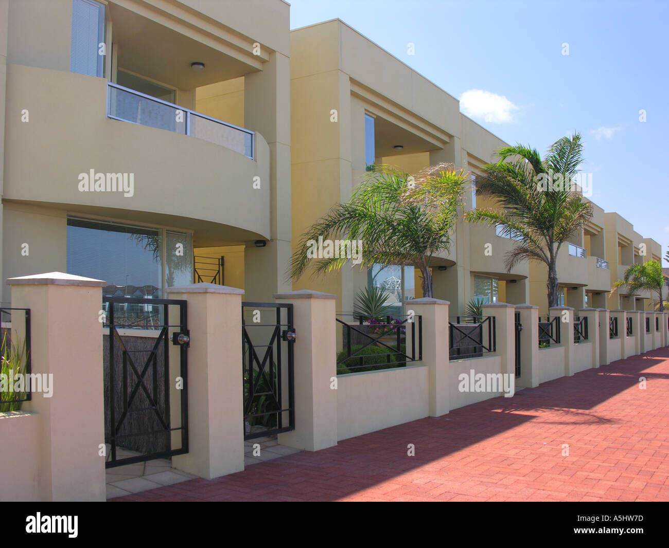 Flat roofs houses hi-res stock photography and images - Alamy