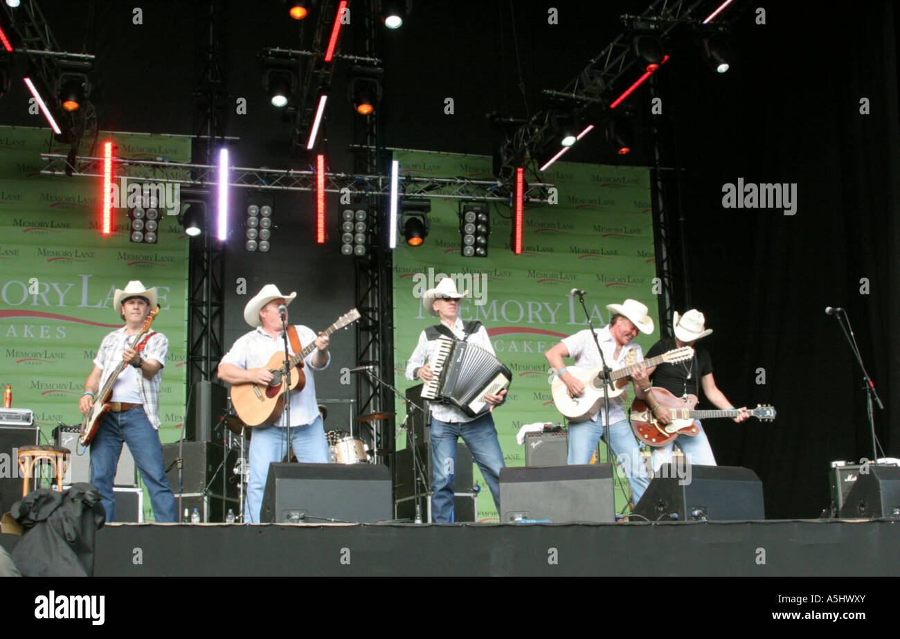 Los Pacaminos and Paul Young in Concert Cardiff South Wales GB UK 2006 Stock Photo
