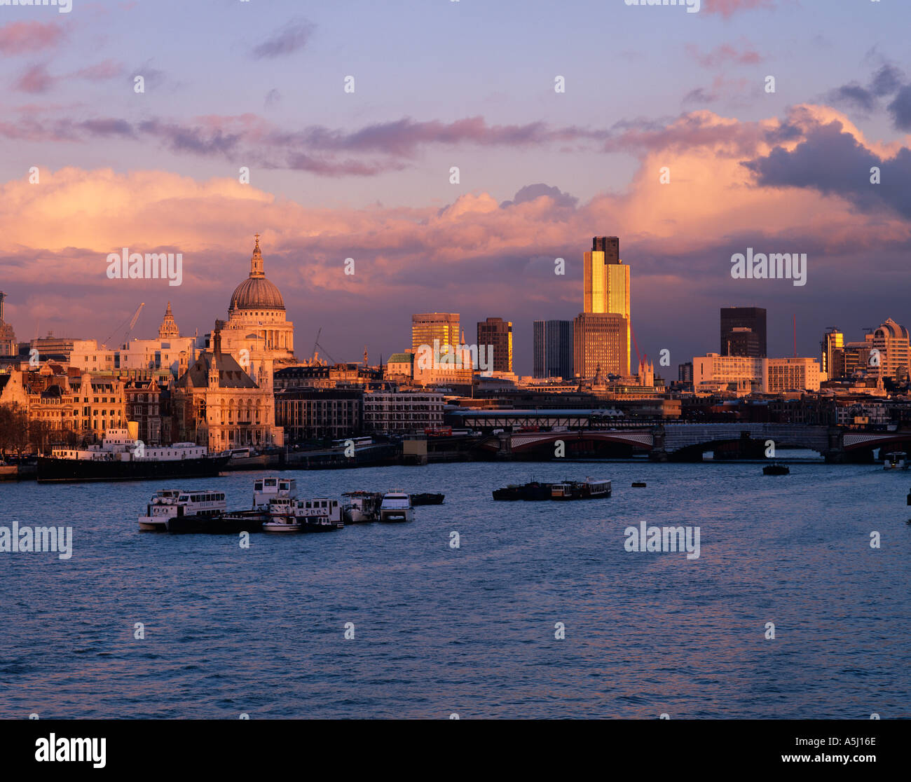 Thames river traffic hi-res stock photography and images - Alamy