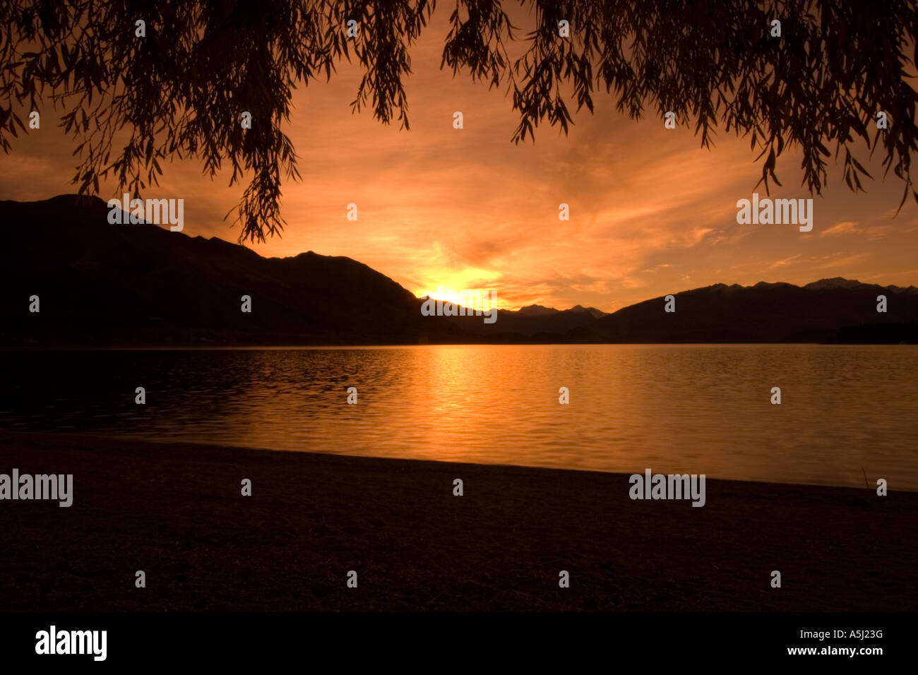 Sunset & Mountains Lake Wanaka South Island New Zealand Stock Photo - Alamy