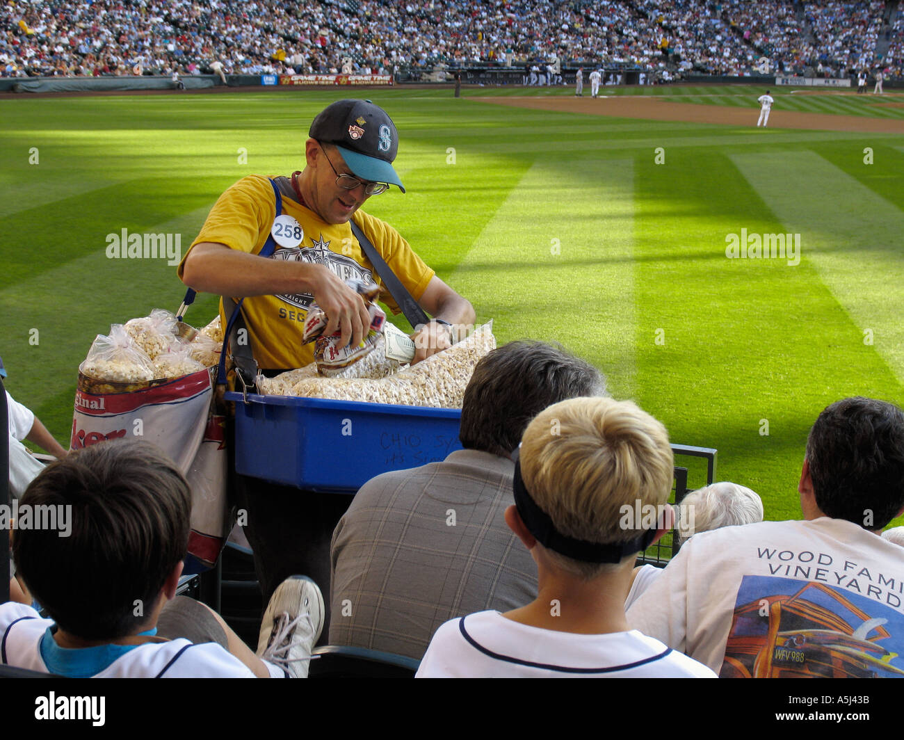 Vendor popcorn stadium hires stock photography and images Alamy