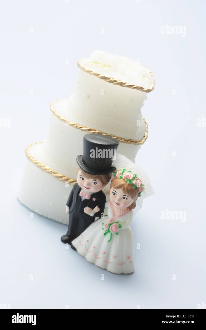 Wedding Couple and Wedding Cake Figurines Stock Photo Alamy