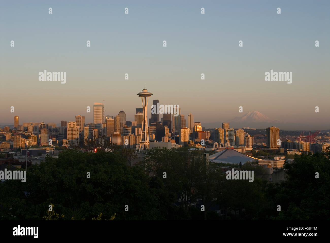 Seattle Skyline At Sunset From Kerry Park On Queen Anne Hill Stock ...