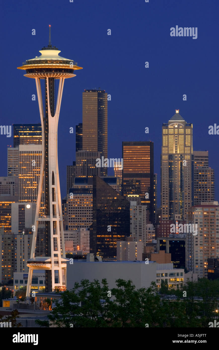 Seattle Skyline At Dusk From Kerry Park On Queen Anne Hill Stock Photo ...