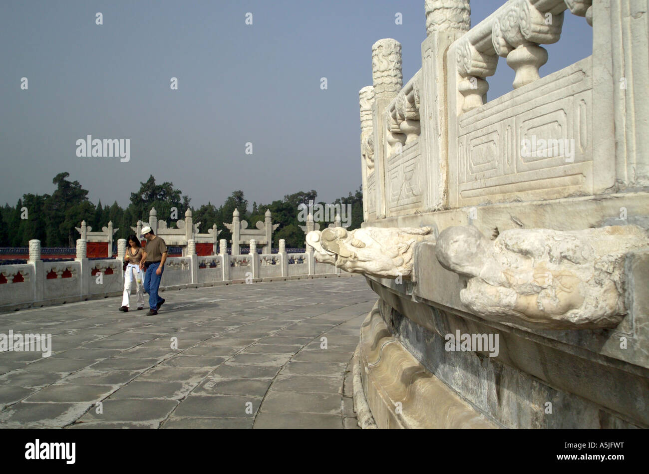 couple walking around the walls of the Temple of Heaven Stock Photo
