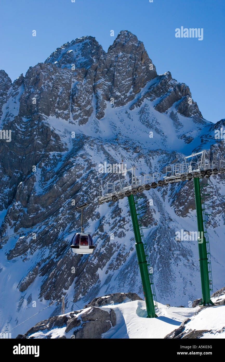 Jade dragon snow mountain cable car hires stock photography and images