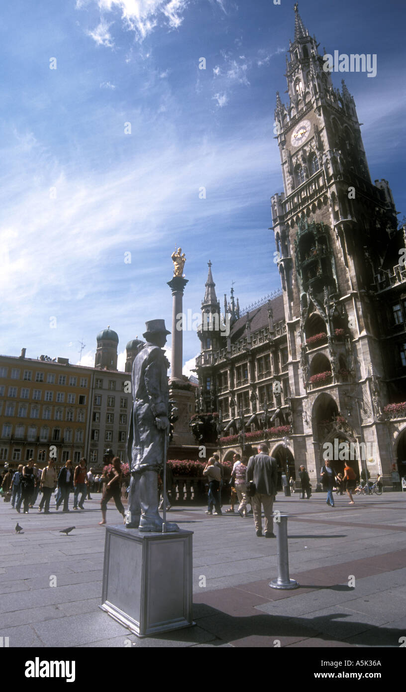 A street performer human statue in Munich s Marienplatz Stock Photo - Alamy