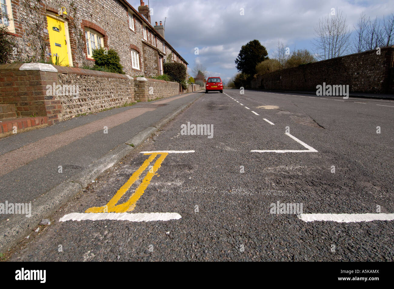 Very short and very silly looking double yellow line parking